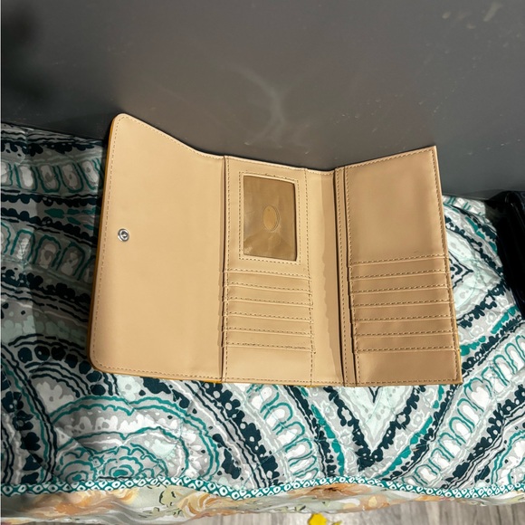 Guess handbag and matching wallet with Daisy 🌼 chain. - Picture 4 of 8